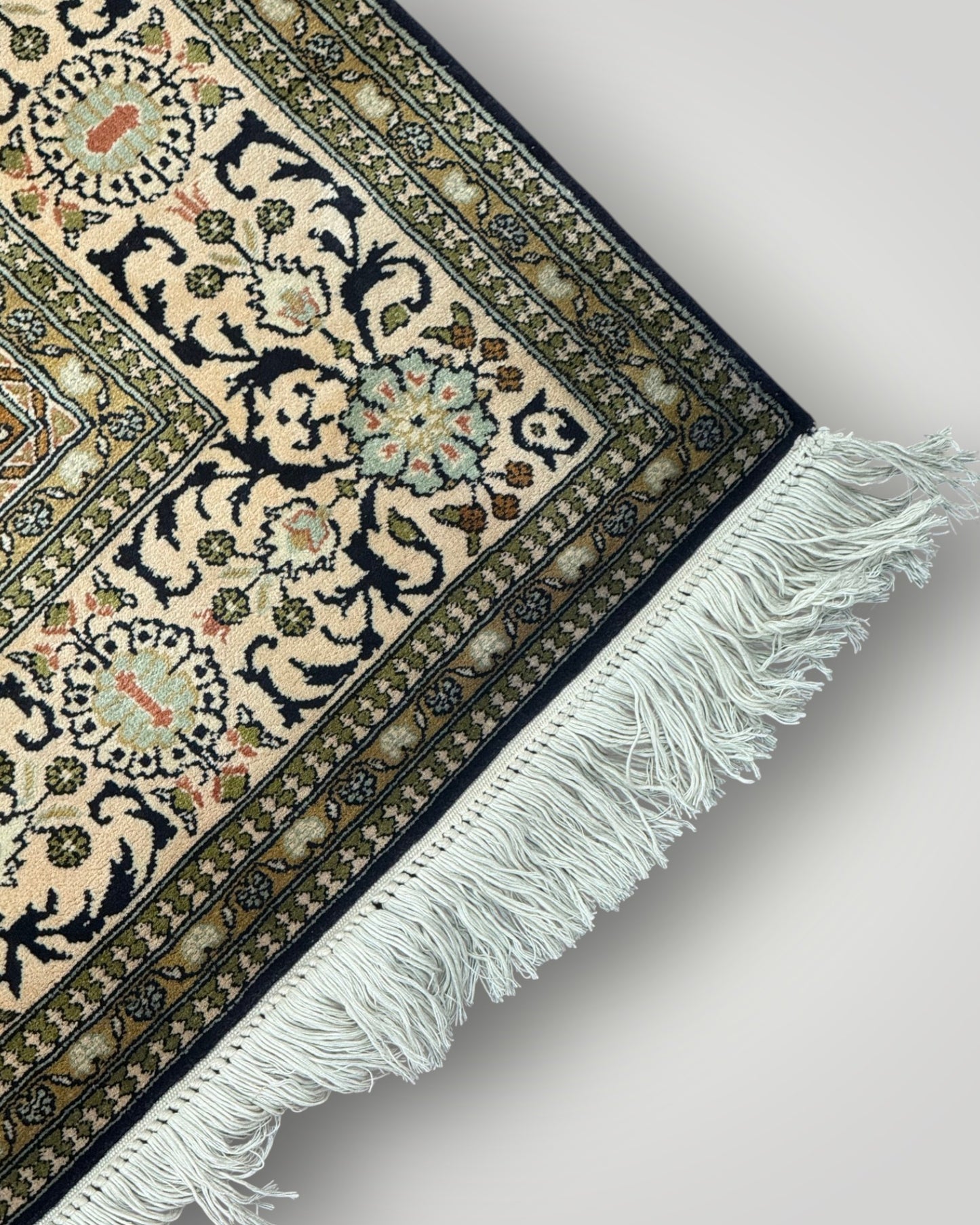 5 FT × 7 FT Qumb Silk On Silk Hand Knotted Carpet