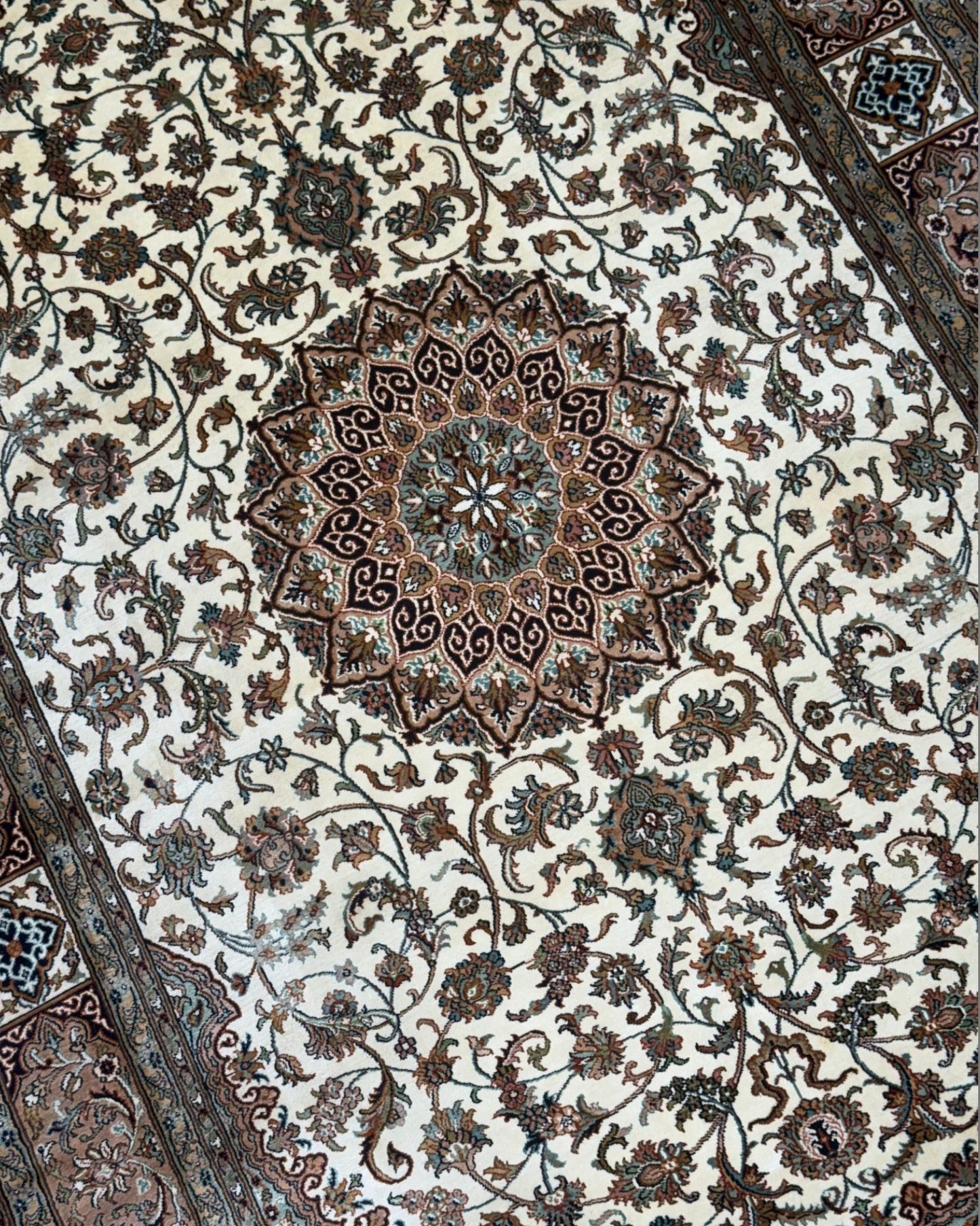 5 FT × 7 FT Kashaan Silk On Silk Hand Knotted Carpet