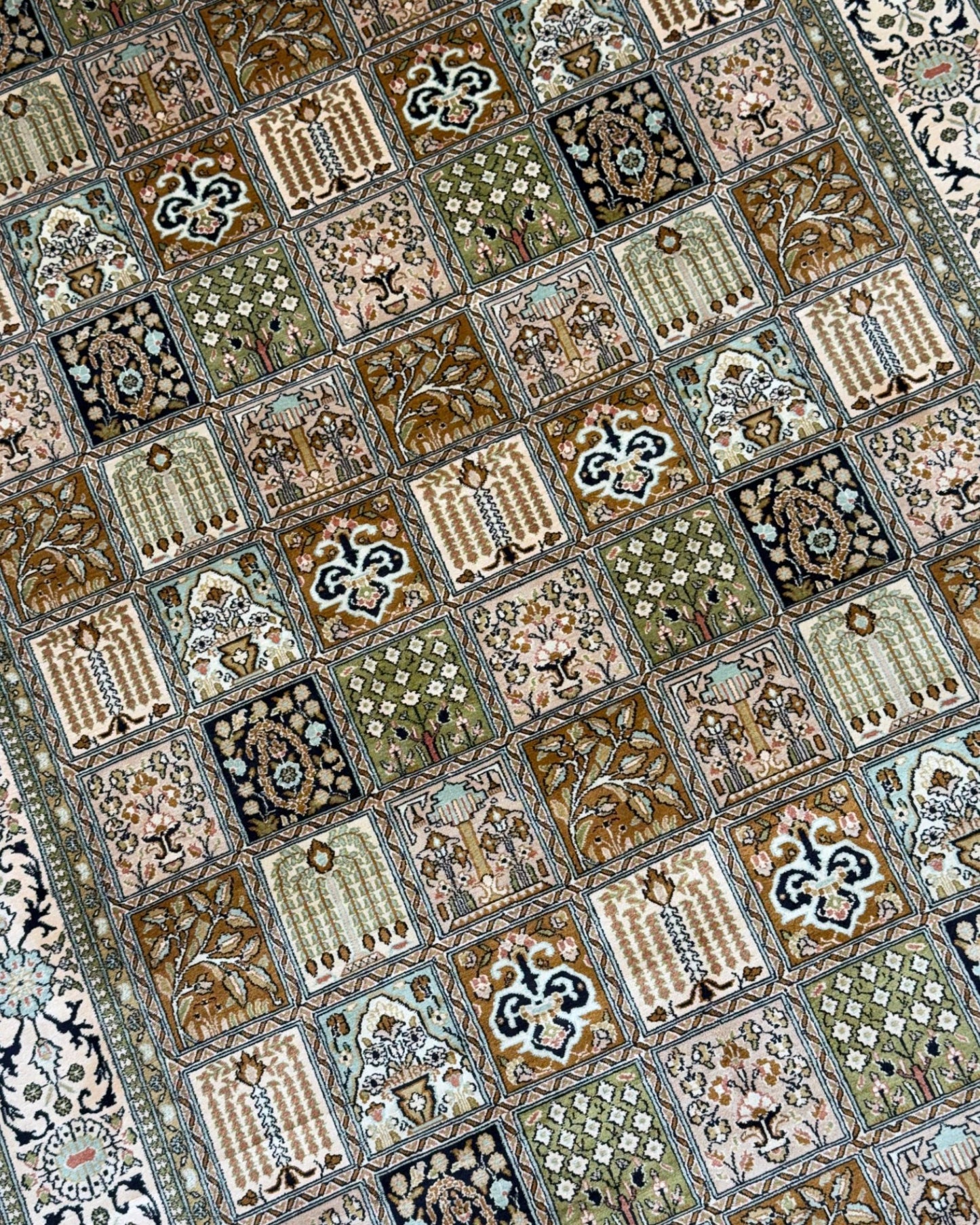 5 FT × 7 FT Qumb Silk On Silk Hand Knotted Carpet